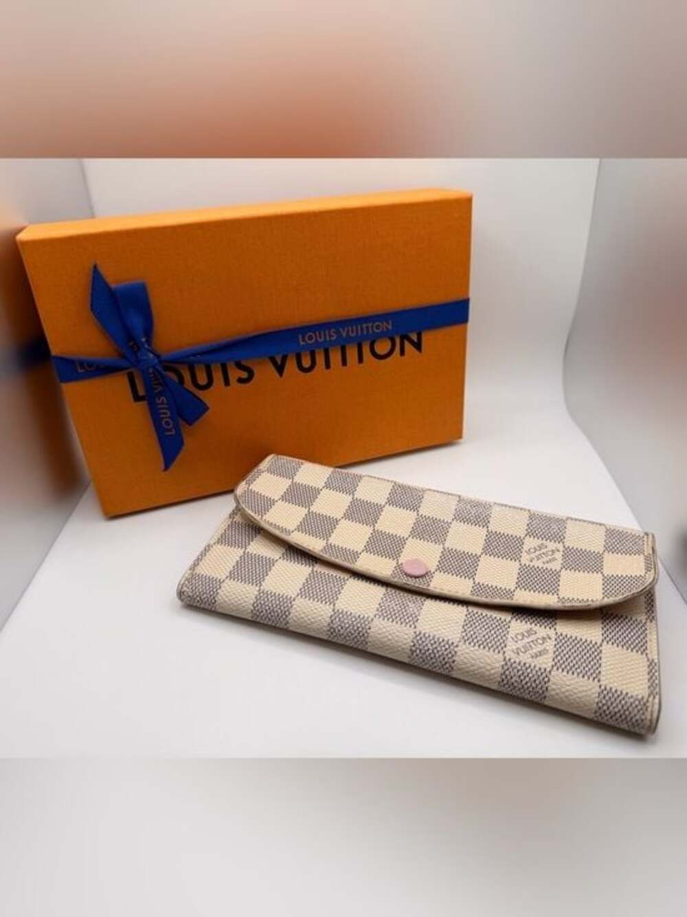 Louis Vuitton Damier Azur Emilie Wallet
Rose Ballerine - Picture 3 of 15